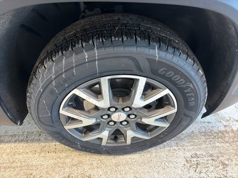 Used 2023 GMC Acadia SLE w/ Driver Convenience Package image 9