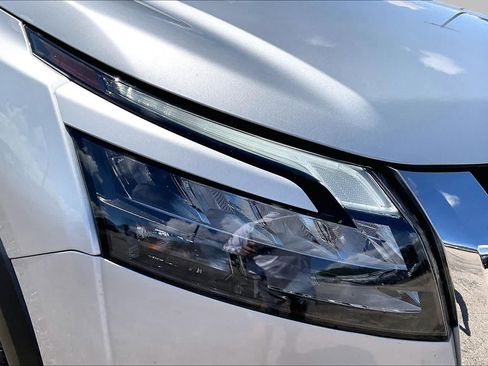 Used 2025 Nissan Pathfinder SL FWD image 26