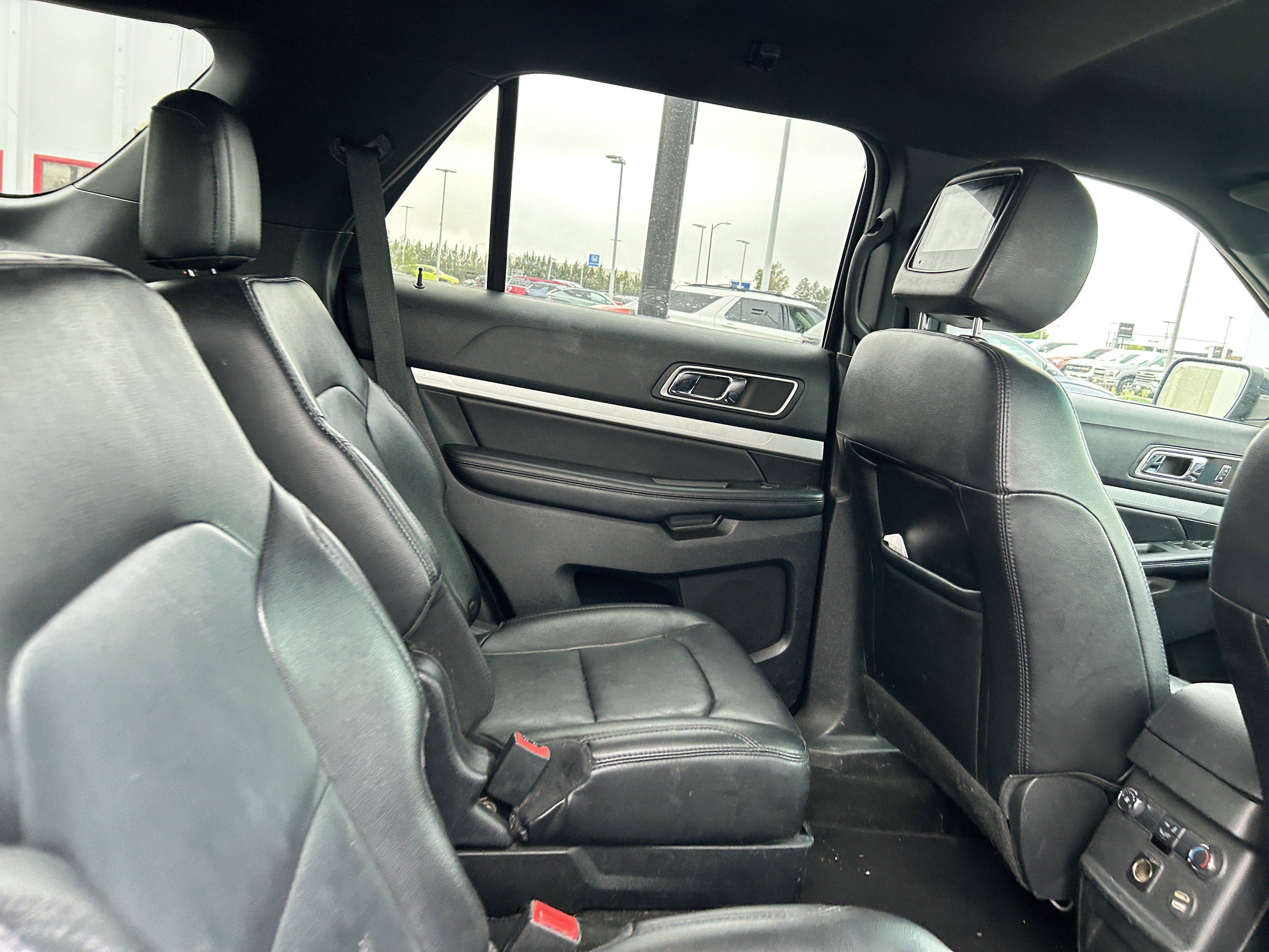 Used 2017 Ford Explorer XLT w/ Equipment Group 202A AWD/4WD image 11