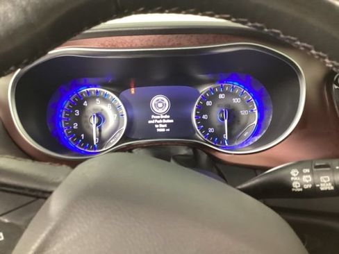 Used 2019 Chrysler Pacifica Touring-L FWD image 13