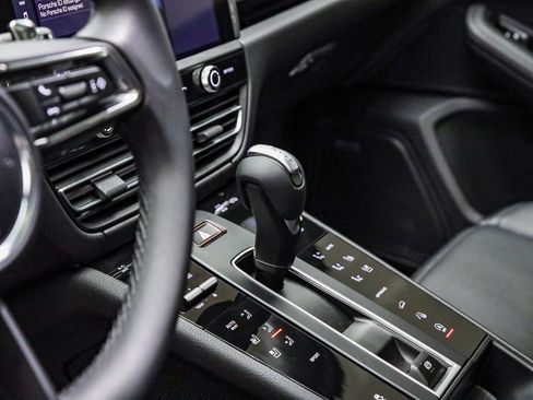 Certified 2025 Porsche Macan image 27