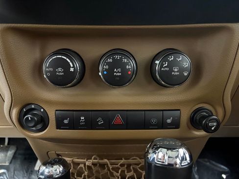 Used 2015 Jeep Wrangler Unlimited Rubicon w/ Connectivity Group AWD/4WD image 30