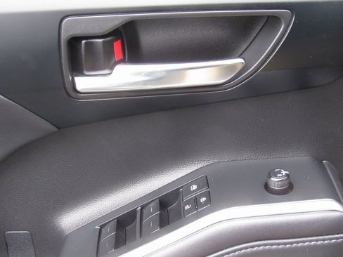 Certified 2022 Toyota Highlander XLE image 39