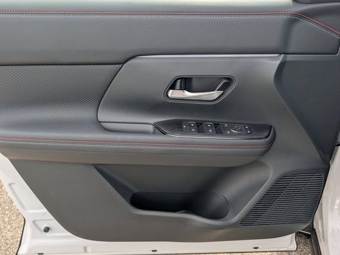Used 2025 Nissan Kicks SR FWD image 19