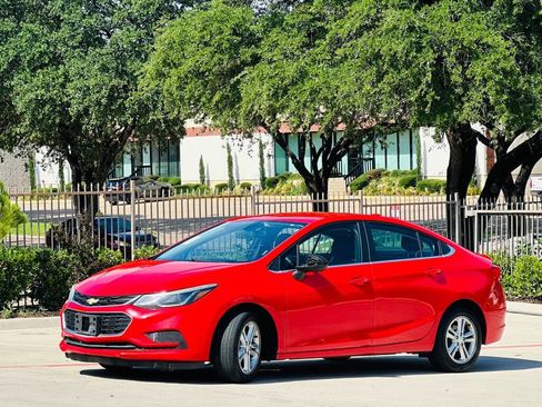 Used 2017 Chevrolet Cruze LT w/ Convenience Package FWD image 4
