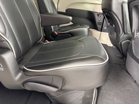 Used 2024 Chrysler Pacifica Limited FWD image 34