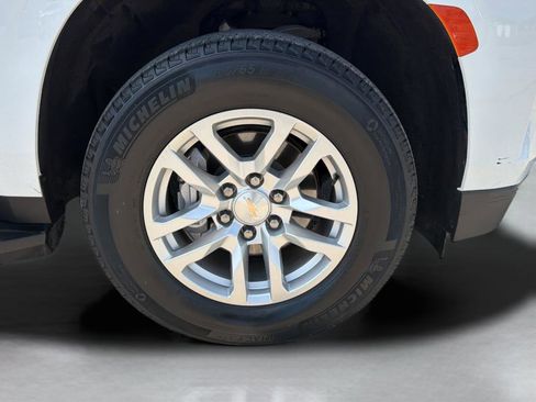 Used 2024 Chevrolet Suburban LT RWD image 9