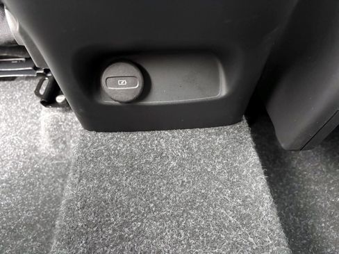 Used 2025 Volvo XC40 B5 Core image 32