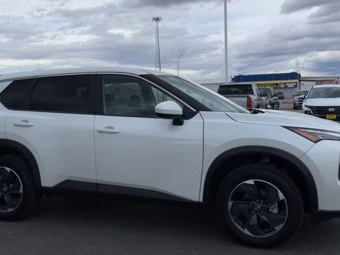 Used 2025 Nissan Rogue SV image 3