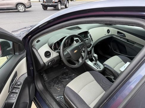 Used 2014 Chevrolet Cruze LS image 6