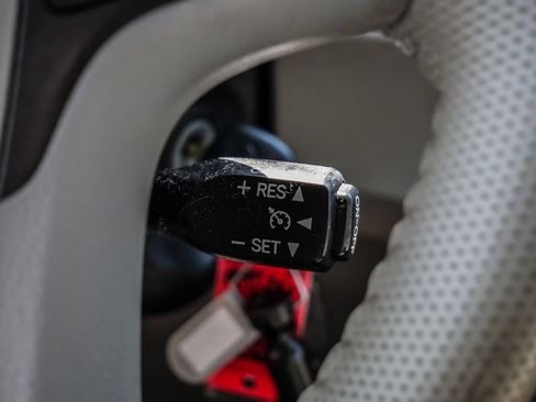 Used 2012 Toyota Sienna XLE FWD image 33