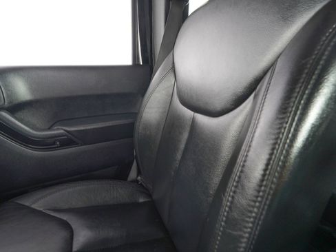 Used 2014 Jeep Wrangler Unlimited Sahara image 25