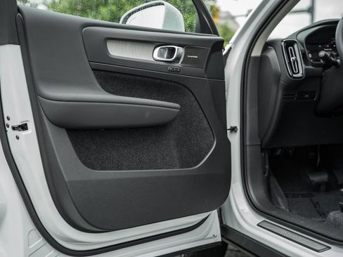 Certified 2025 Volvo XC40 B5 Ultra w/ Climate Package image 37