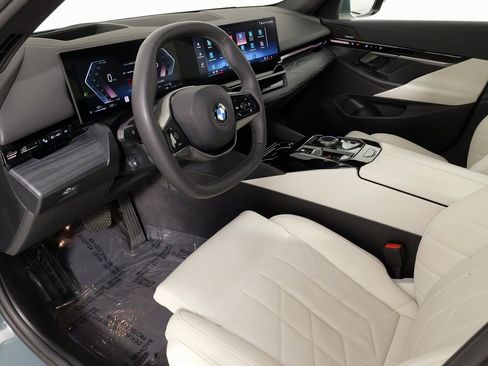 Used 2024 BMW 530i xDrive image 30