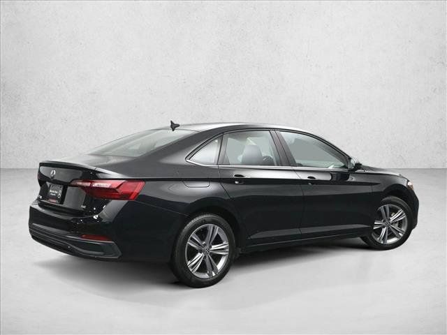 Used 2024 Volkswagen Jetta SE FWD image 2