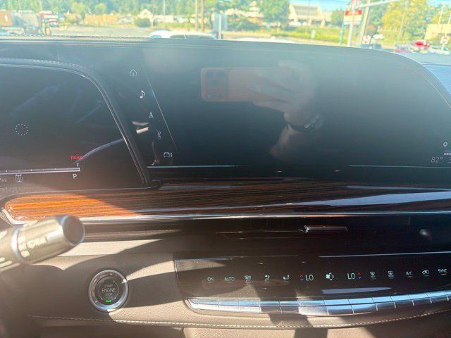 Used 2022 Cadillac Escalade Luxury AWD/4WD image 13