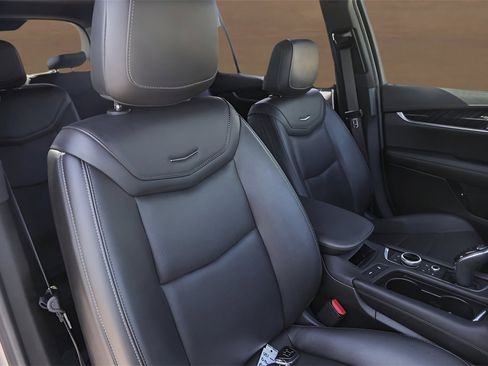 Certified 2025 Cadillac XT6 Premium Luxury image 33