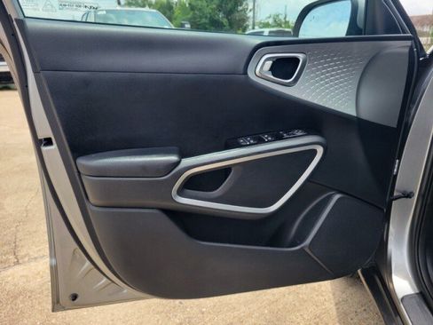 Used 2023 Kia Soul LX w/ LX Technology Package FWD image 11
