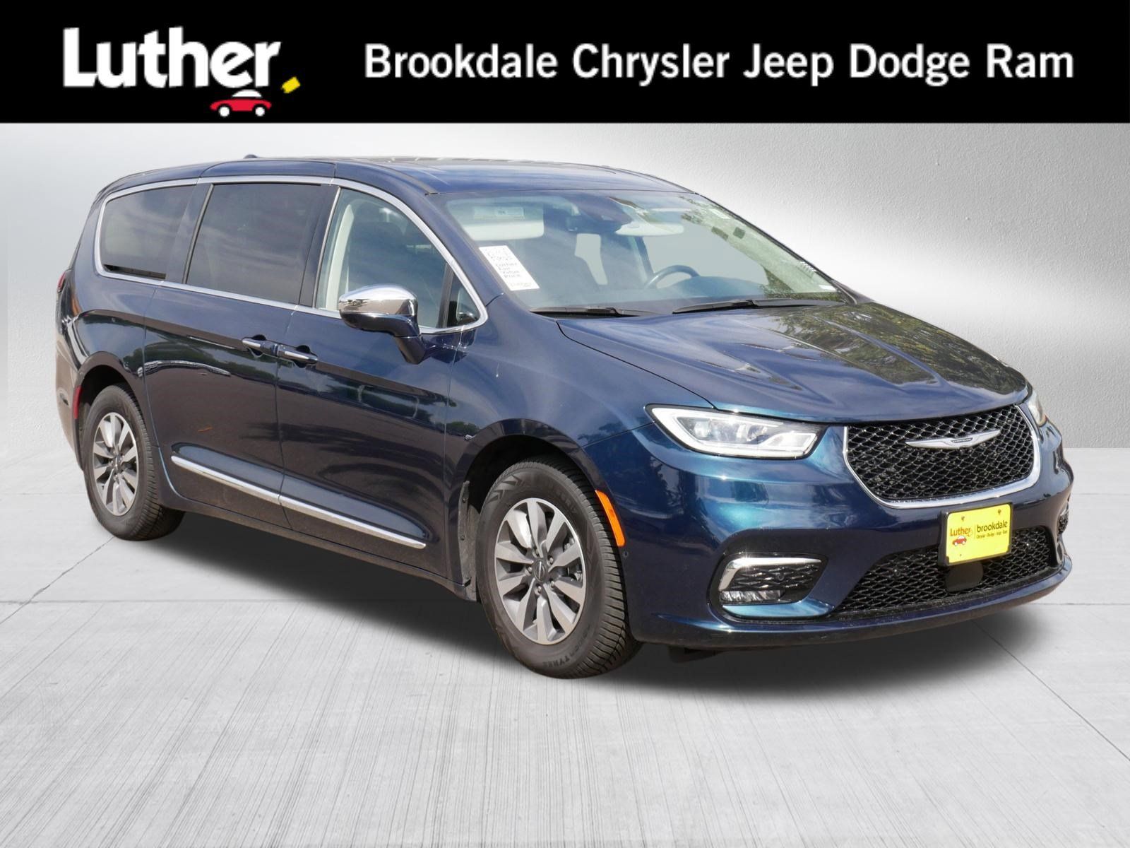 Used 2022 Chrysler Pacifica Limited w/ Uconnect Theater Family Group FWD image 1