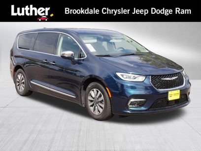 Used 2022 Chrysler Pacifica Limited w/ Uconnect Theater Family Group