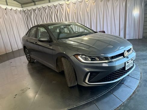 Used 2026 Volkswagen Jetta SE FWD image 3