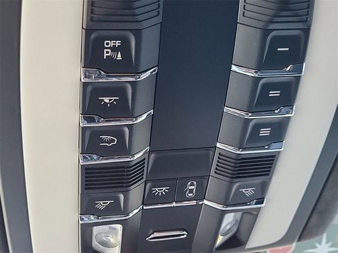 Used 2020 Porsche Macan Turbo image 31