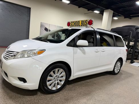 Used 2015 Toyota Sienna LE AWD/4WD image 10
