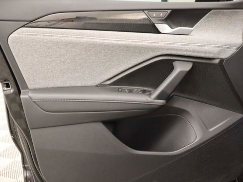 Certified 2025 Volkswagen Tiguan S w/ 18" Wheel Package image 15