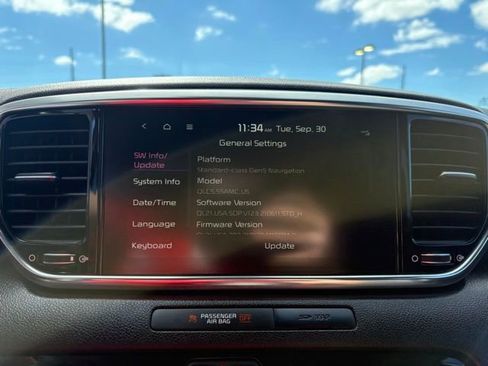 Used 2022 Kia Sportage EX w/ EX Technology Package image 17