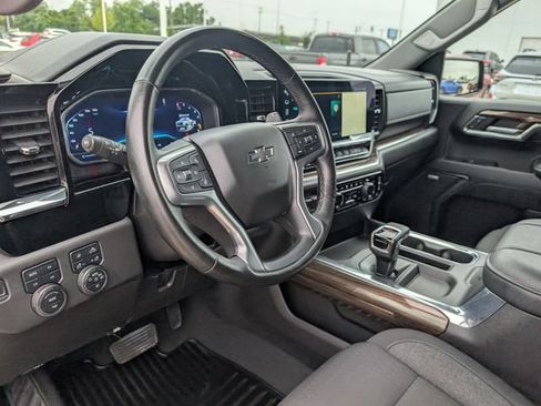 Used 2024 Chevrolet Silverado 1500 LT Trail Boss w/ Convenience Package II AWD/4WD image 9