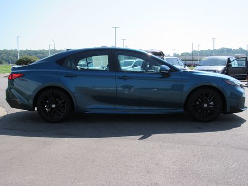 Used 2025 Toyota Camry SE FWD image 5
