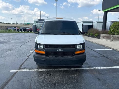 Used 2017 Chevrolet Express 3500 RWD image 2
