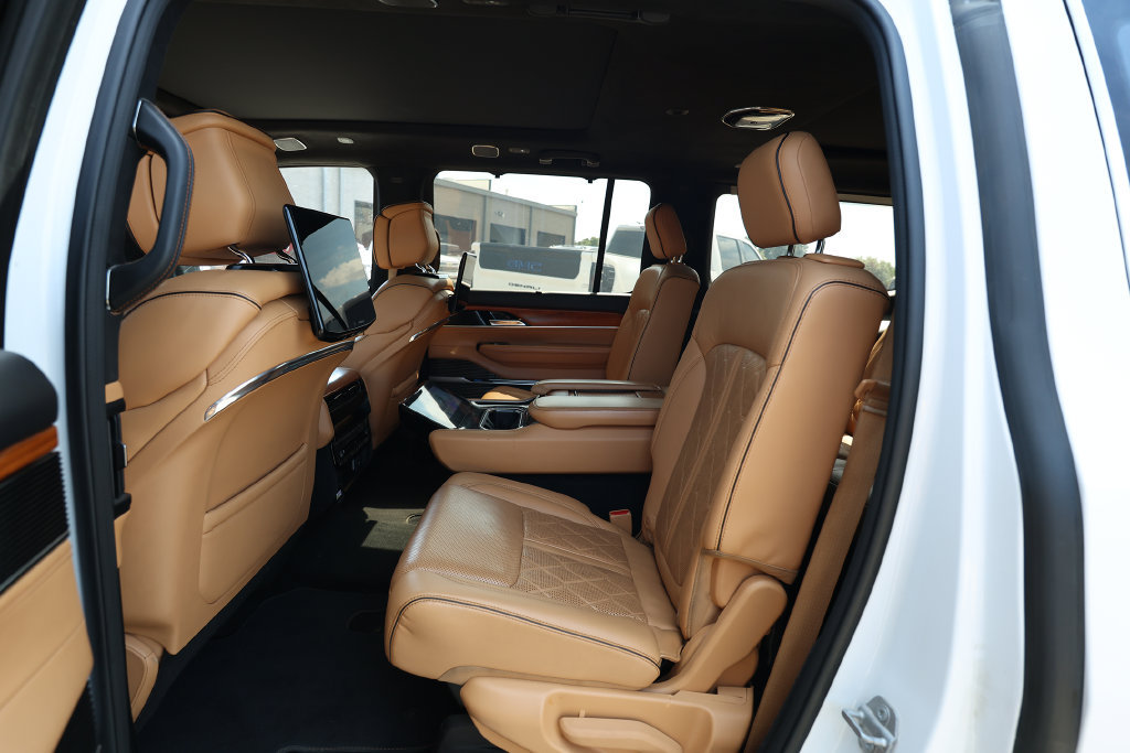 Used 2022 Jeep Grand Wagoneer Series III w/ Rear Seat Video Group 1 AWD/4WD image 14