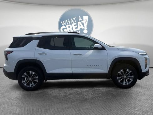 Used 2025 Chevrolet Equinox LT w/ Convenience Package II image 2