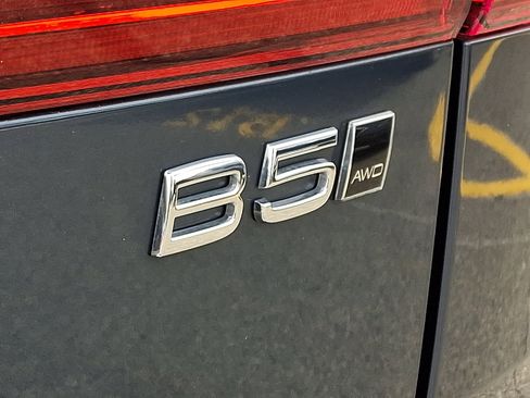 Used 2023 Volvo XC60 B5 Plus image 30