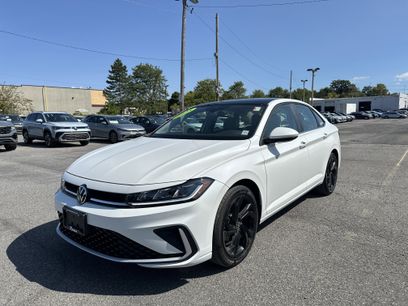 Certified 2025 Volkswagen Jetta SE w/ Sunroof Package