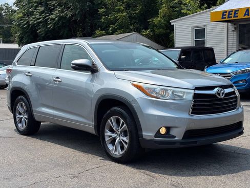 Used 2016 Toyota Highlander Plus FWD image 2