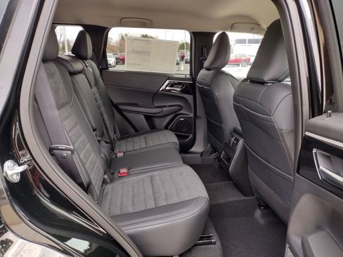 New 2025 Mitsubishi Outlander SE image 10