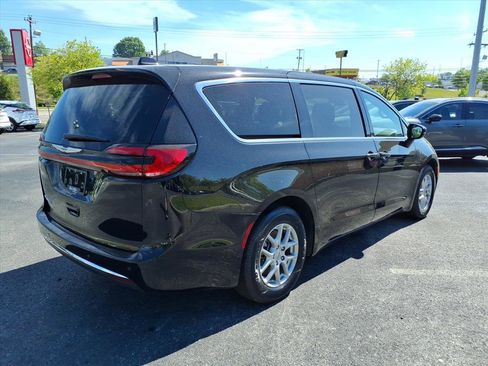 Used 2025 Chrysler Pacifica Select FWD image 5