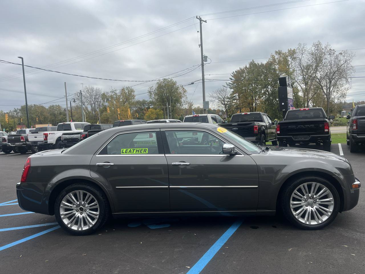 Used 2010 Chrysler 300 Limited RWD image 4