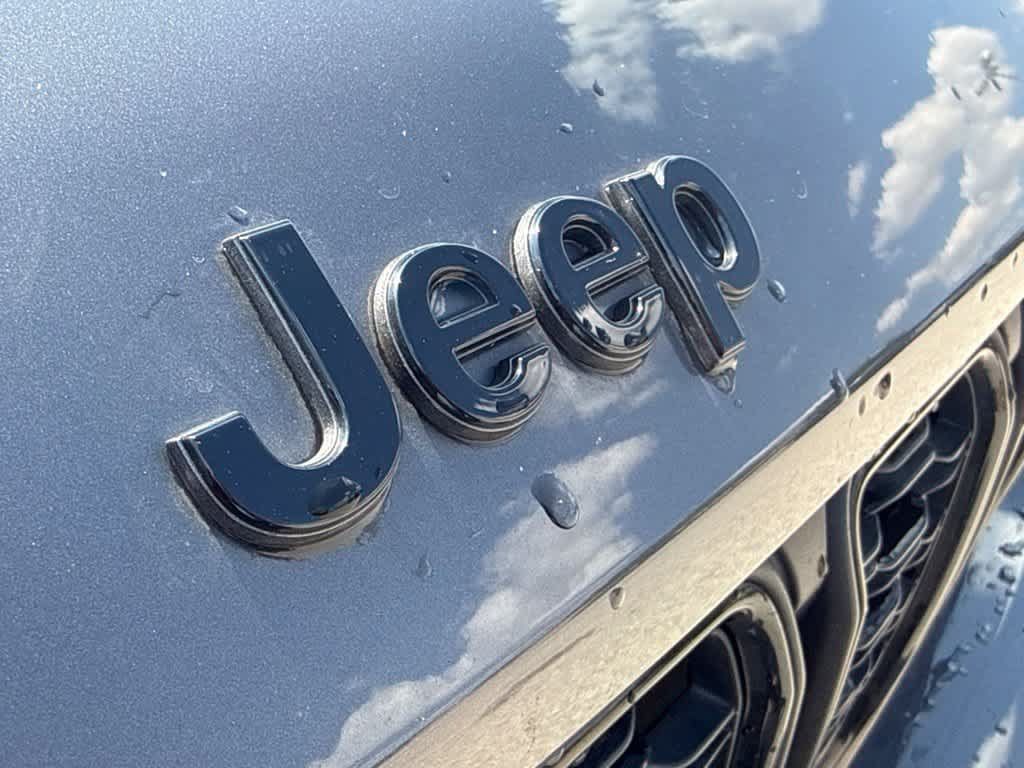 Used 2024 Jeep Grand Cherokee L Limited w/ Black Appearance Package RWD image 9