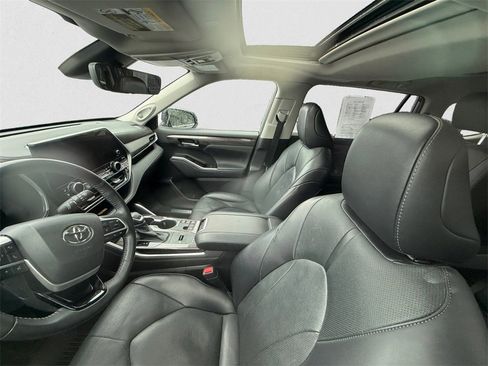 Used 2023 Toyota Highlander Limited image 6