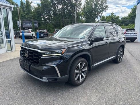 Used 2023 Honda Pilot Touring image 1