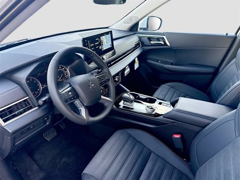 New 2026 Mitsubishi Outlander SE image 9