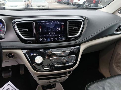 Used 2018 Chrysler Pacifica Limited FWD image 20