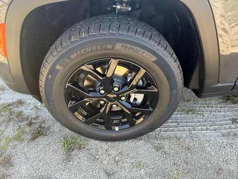 New 2025 Jeep Grand Cherokee Altitude image 30