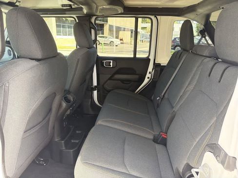 Used 2025 Jeep Wrangler Sahara AWD/4WD image 28