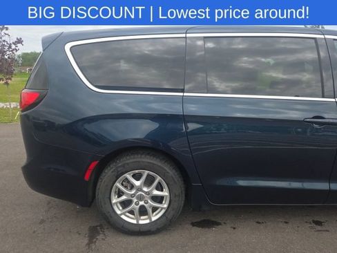 Used 2023 Chrysler Pacifica Touring-L FWD image 8
