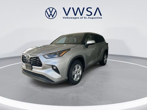 Used 2023 Toyota Highlander LE FWD image 4