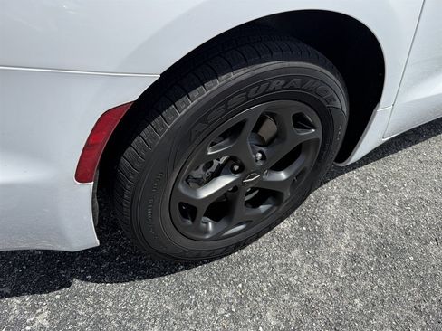 Used 2024 Chrysler Pacifica Limited FWD image 5